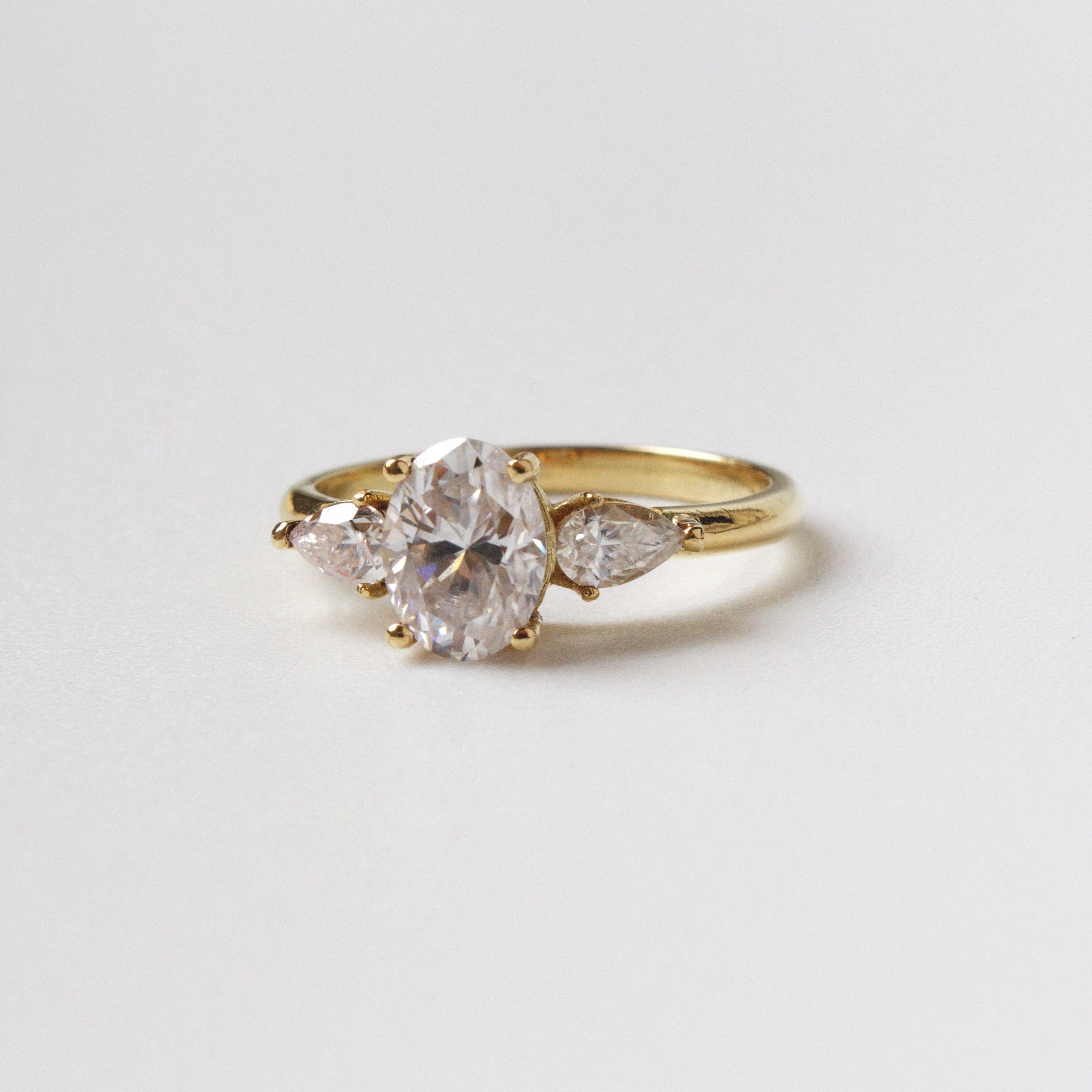 Anillo de Compromiso Oval 2 en Oro 18k