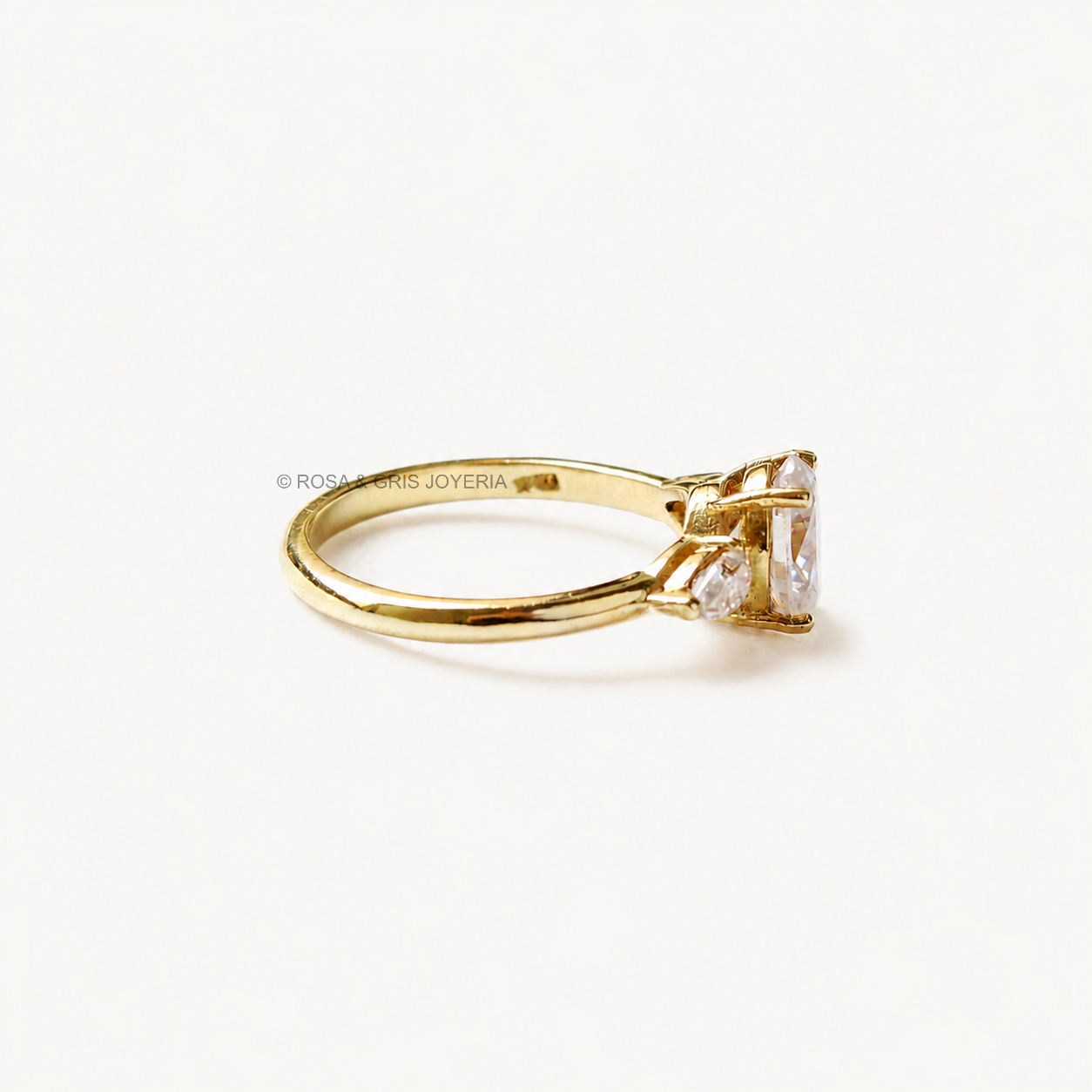 Anillo de Compromiso Oval 3 en Oro 18k