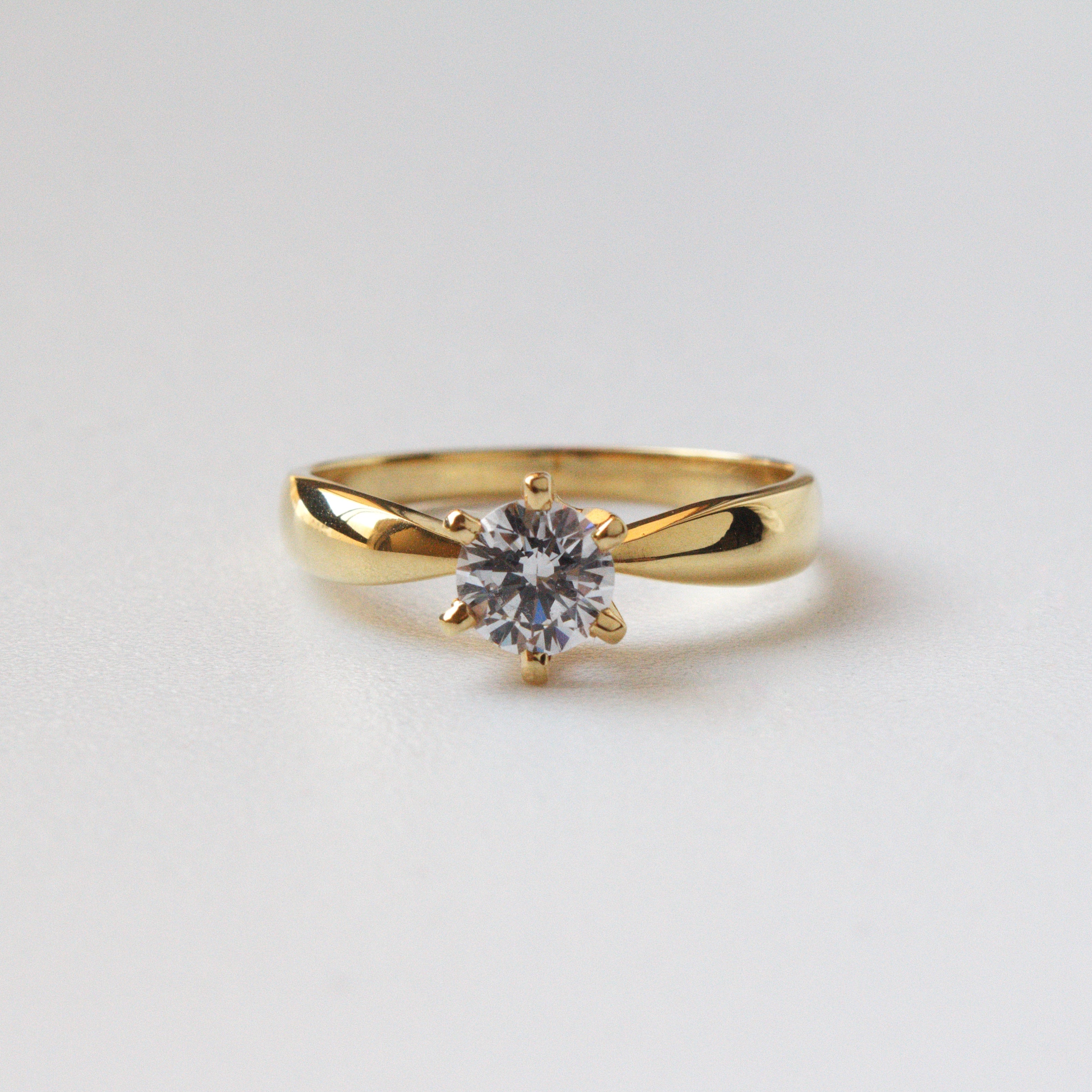 Anillo de Compromiso Bela en Oro 18k