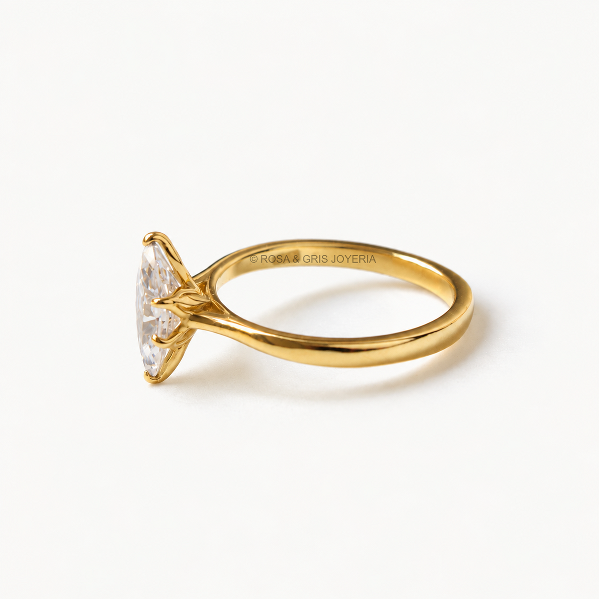 Anillo de Compromiso Marquise Slim en Oro 18k