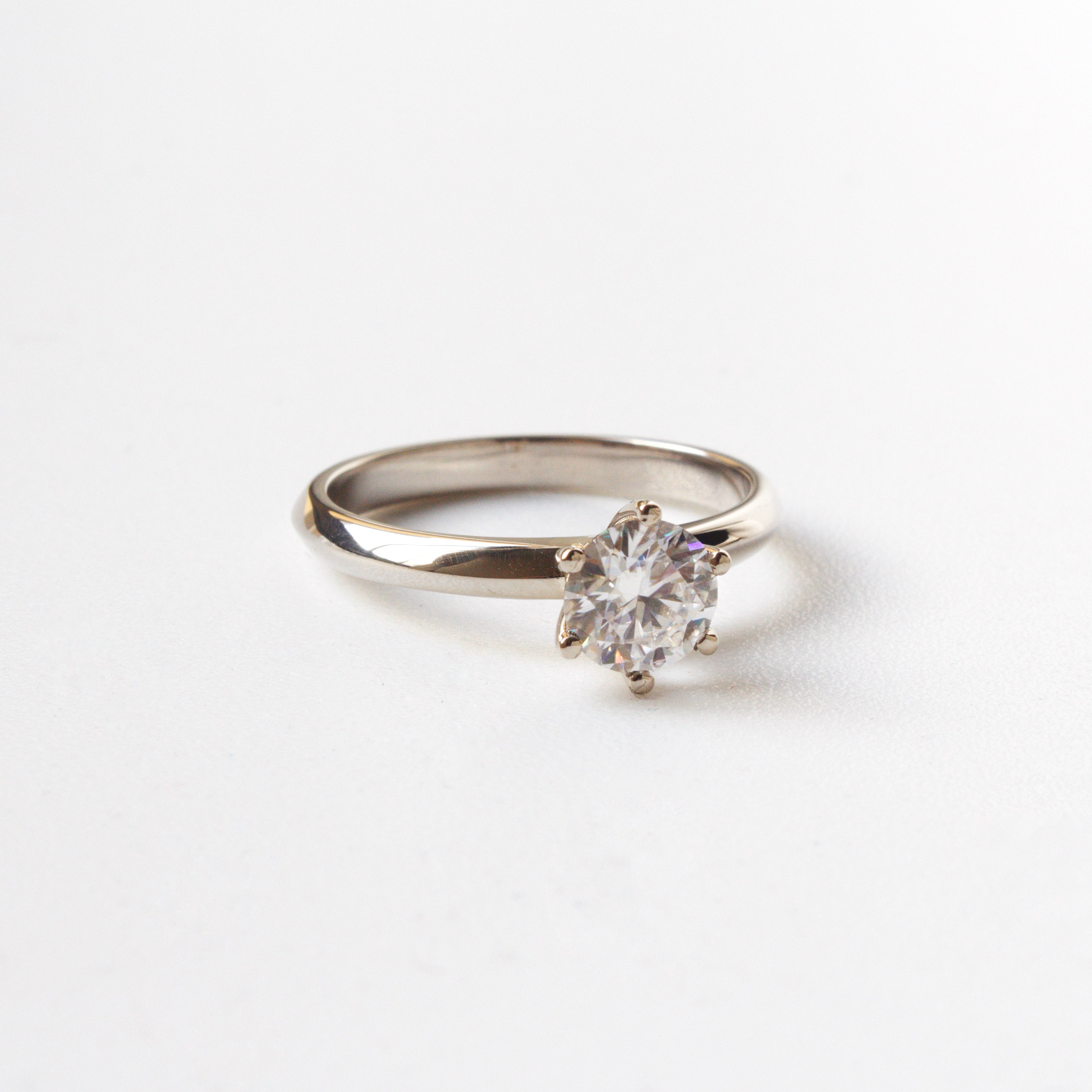 Anillo de Compromiso Elara en Oro 18k