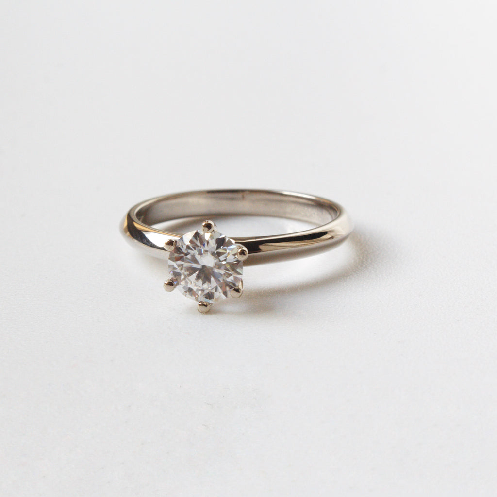 Anillo de Compromiso Elara en Oro 18k
