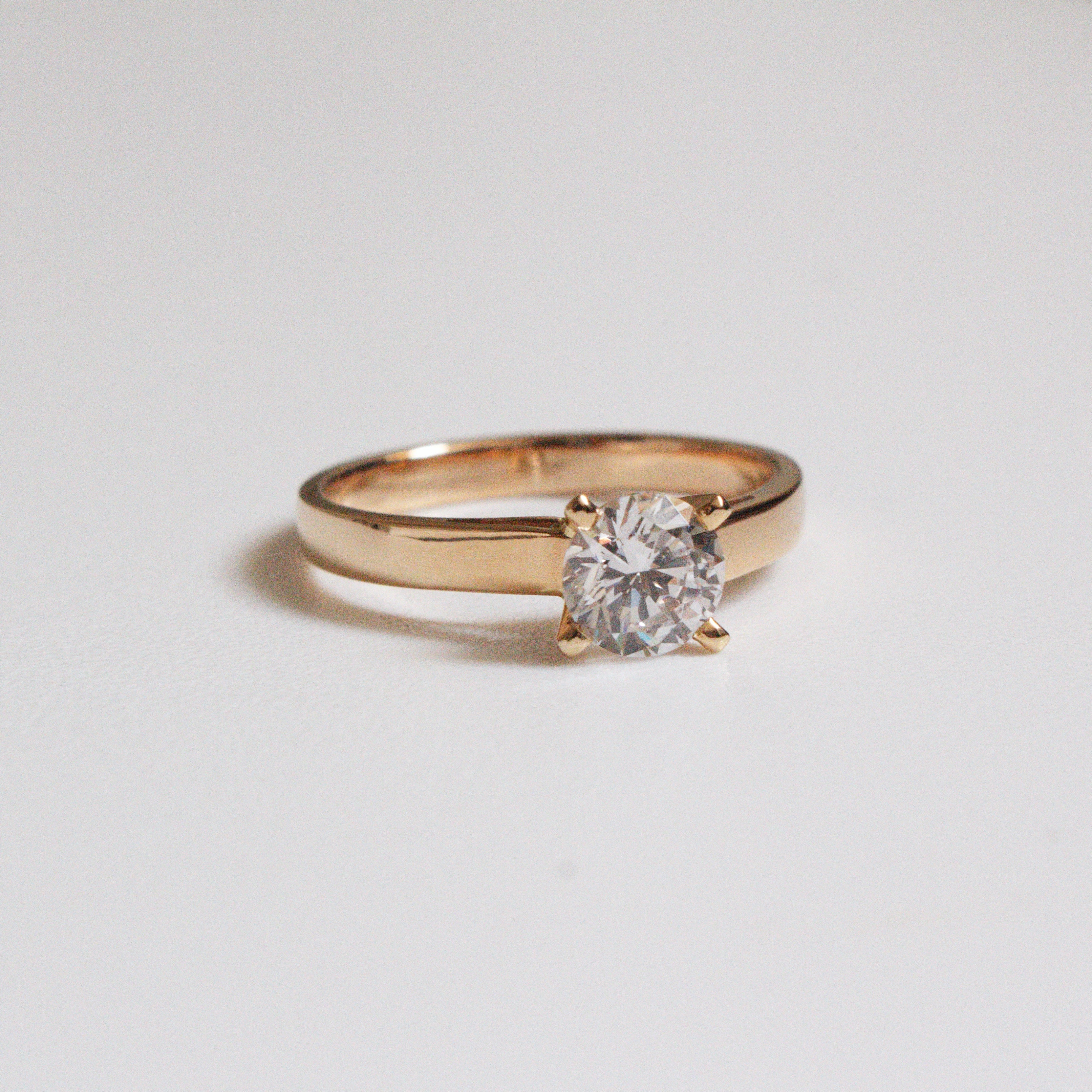 Anillo de Compromiso Solitario en Oro 18k