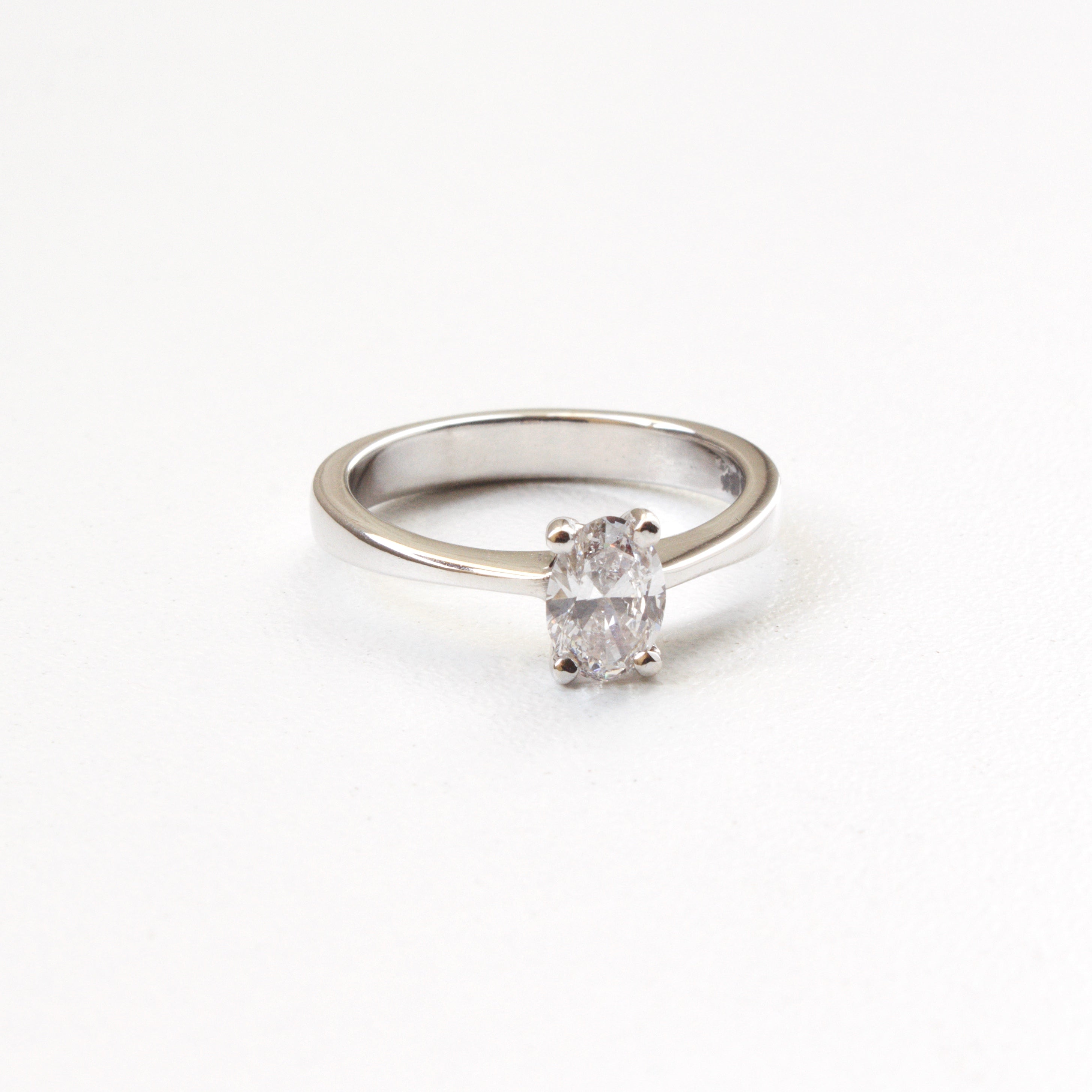 Anillo de Compromiso Oval Diamante de Laboratorio IGI 0.50ct en Oro 18k