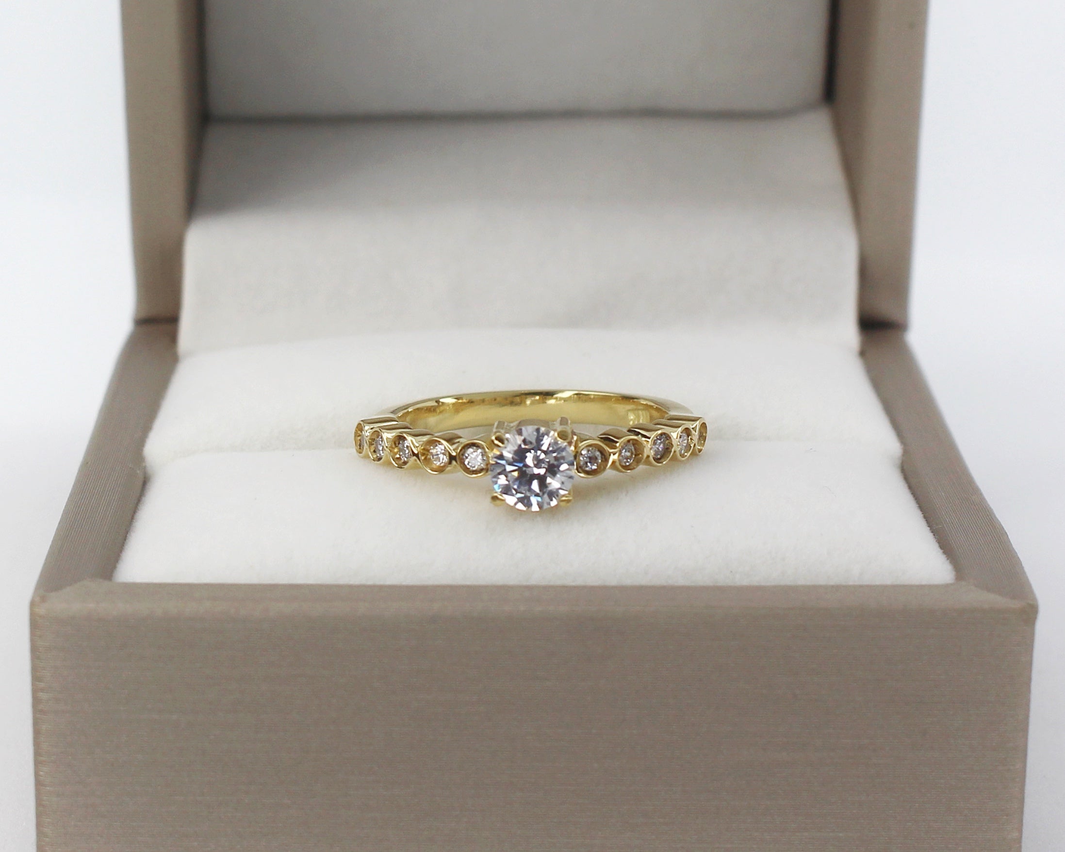 Anillo de Compromiso Aurora en Oro 18k