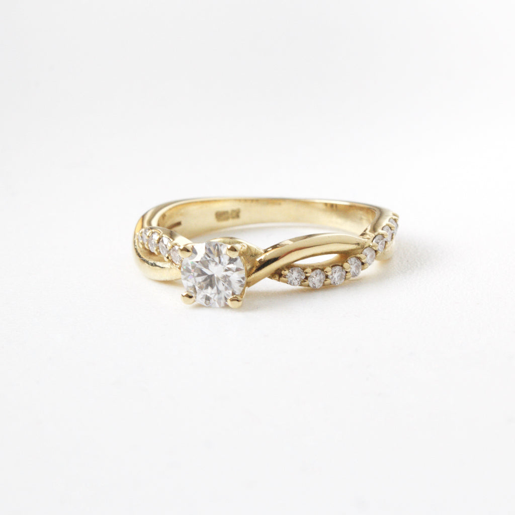 Anillo de Compromiso Infinito en Oro 18k
