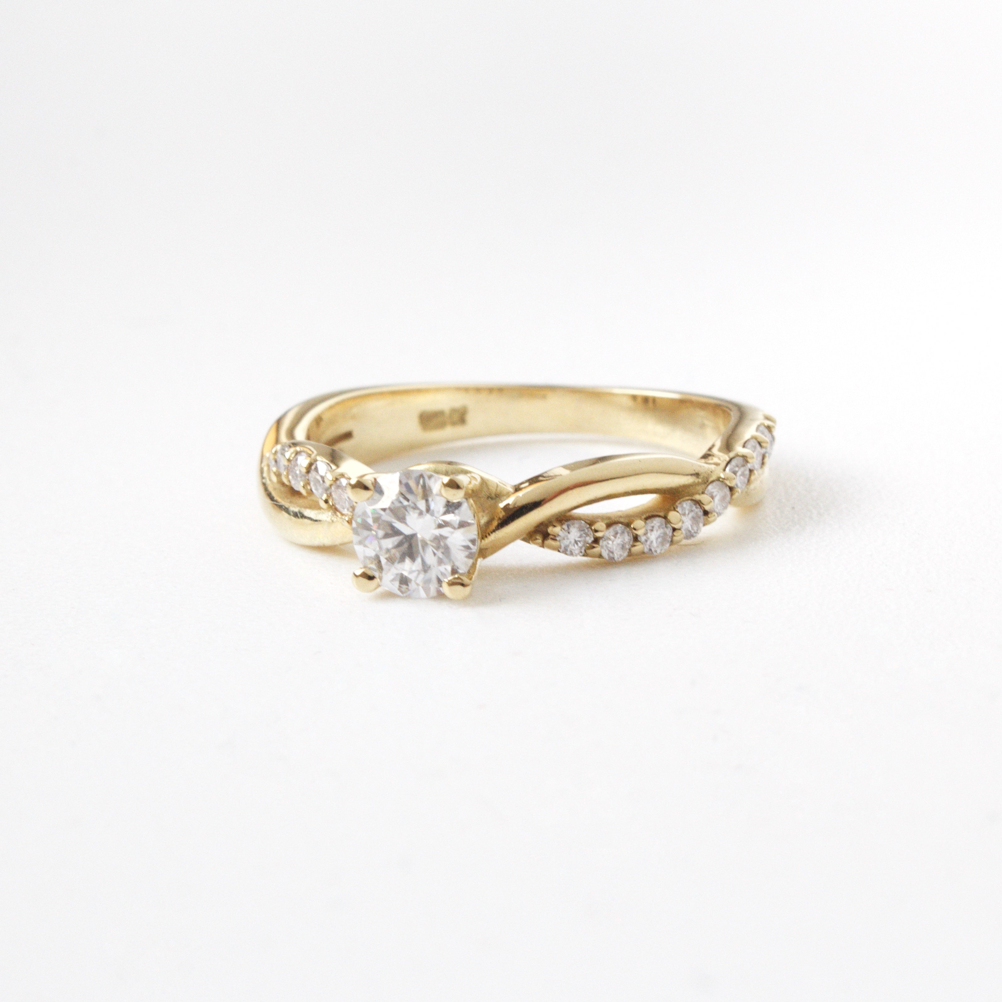 Anillo de Compromiso Infinito en Oro 18k