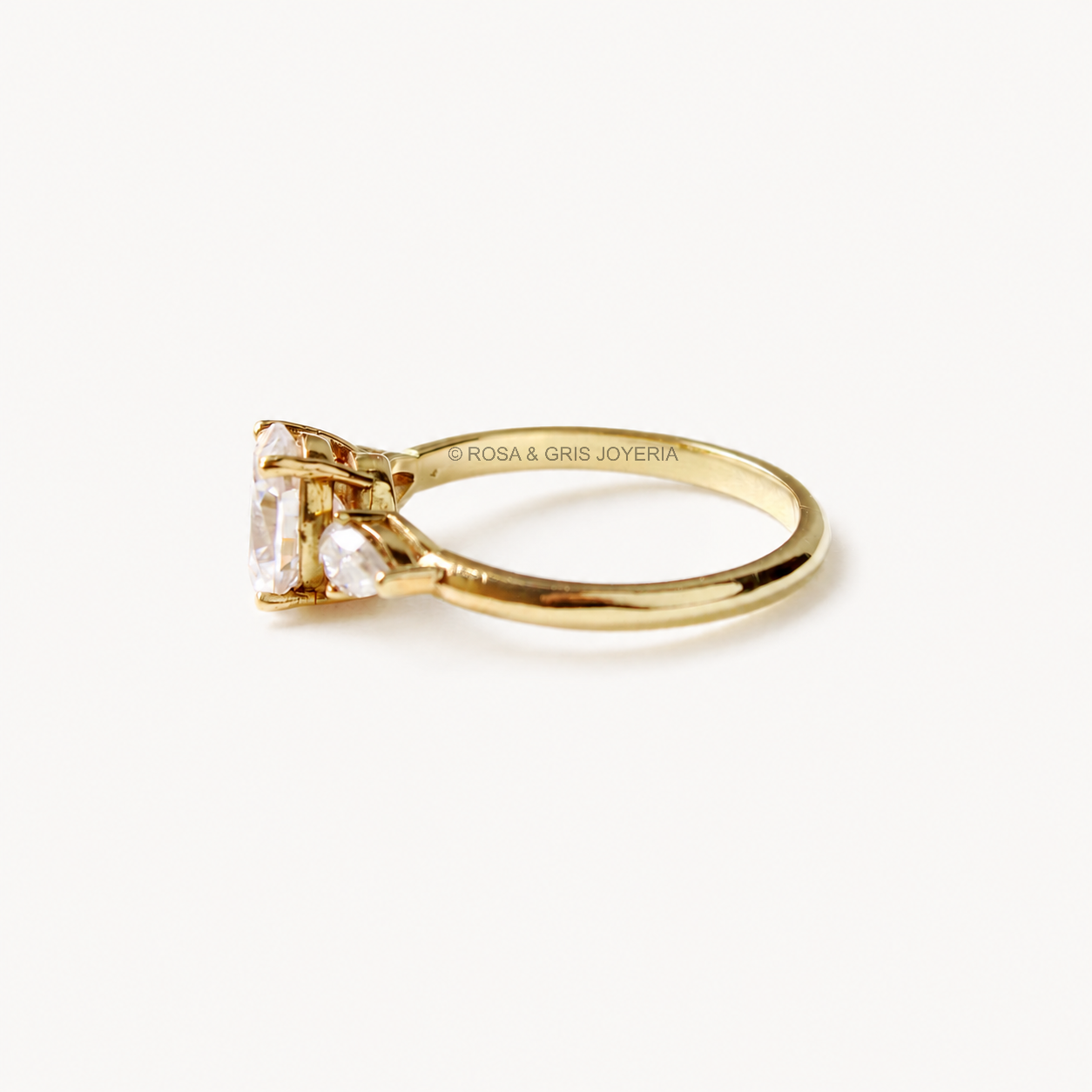 Anillo de Compromiso Oval 3 en Oro 18k
