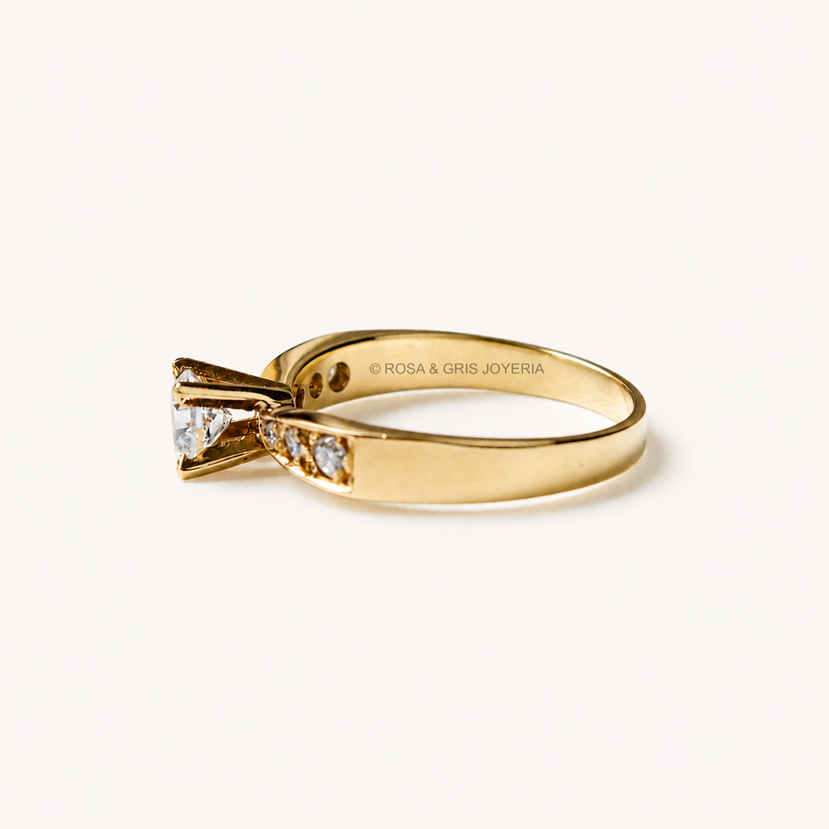 Anillo de Compromiso Nia en Oro 18k